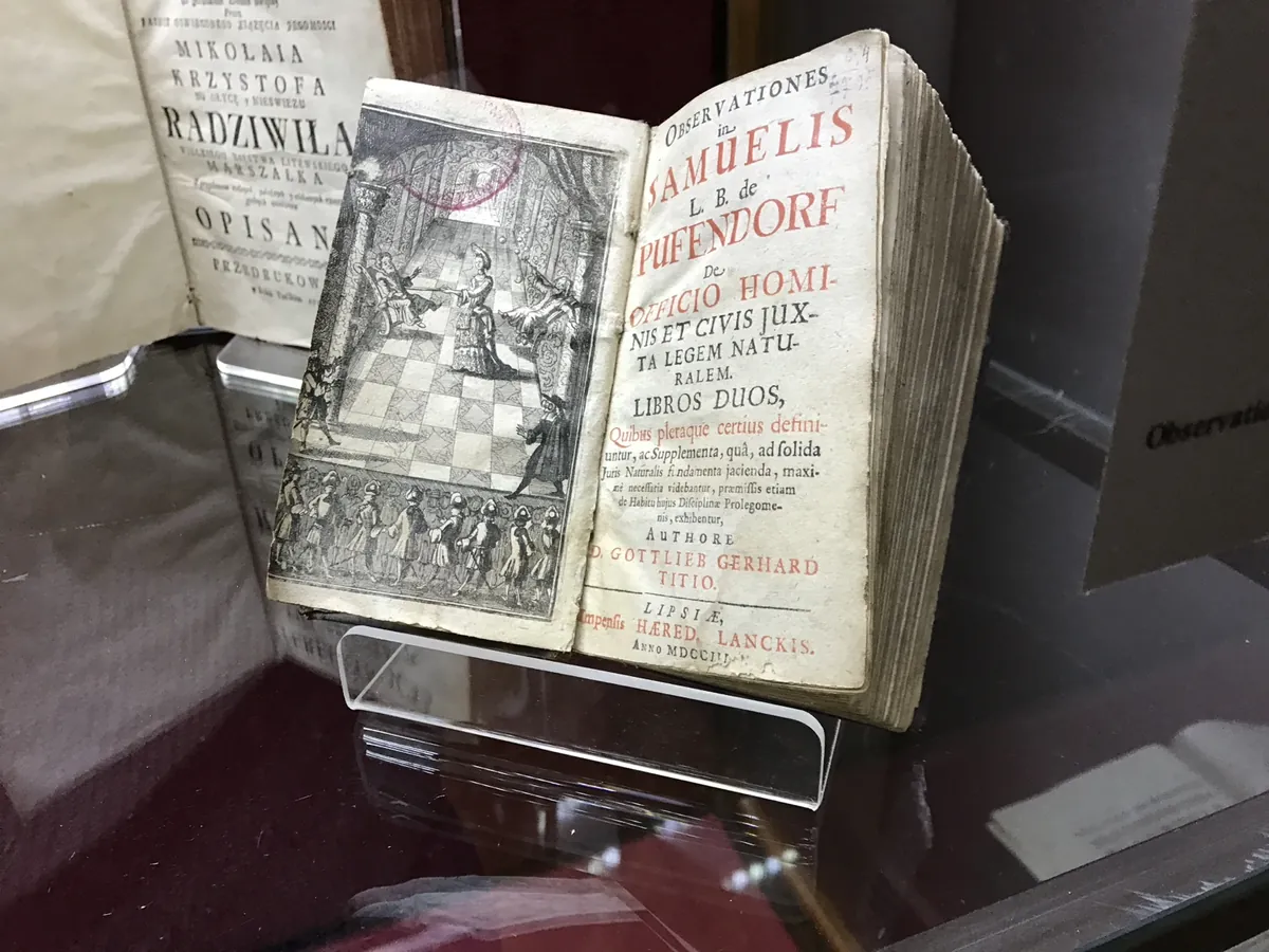 Старинная книга с чёрным и красным набором